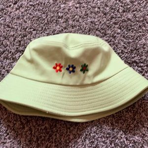 Green flower embroidered bucket hat